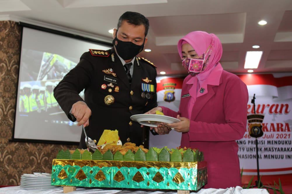 Polresta Pekanbaru Gelar Syukuran dan Beri Penghargaan di HUT Bhayangkara ke-75