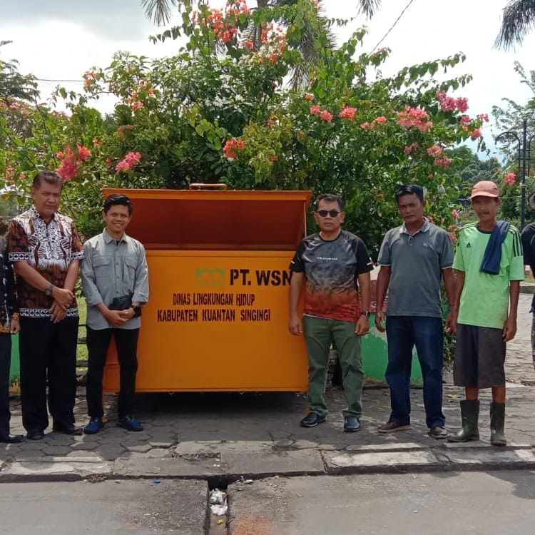 Kadis DLH Kuansing Serahkan Tong Sampah Besi Permanen
