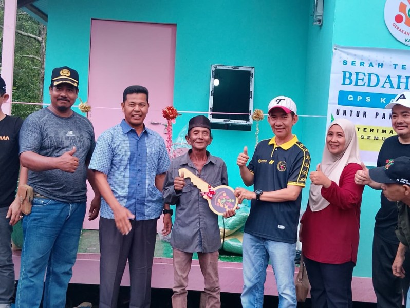 GPS Kateman Serahkan Kunci Rumah Layak Huni ke-7 untuk Warga Parit 5