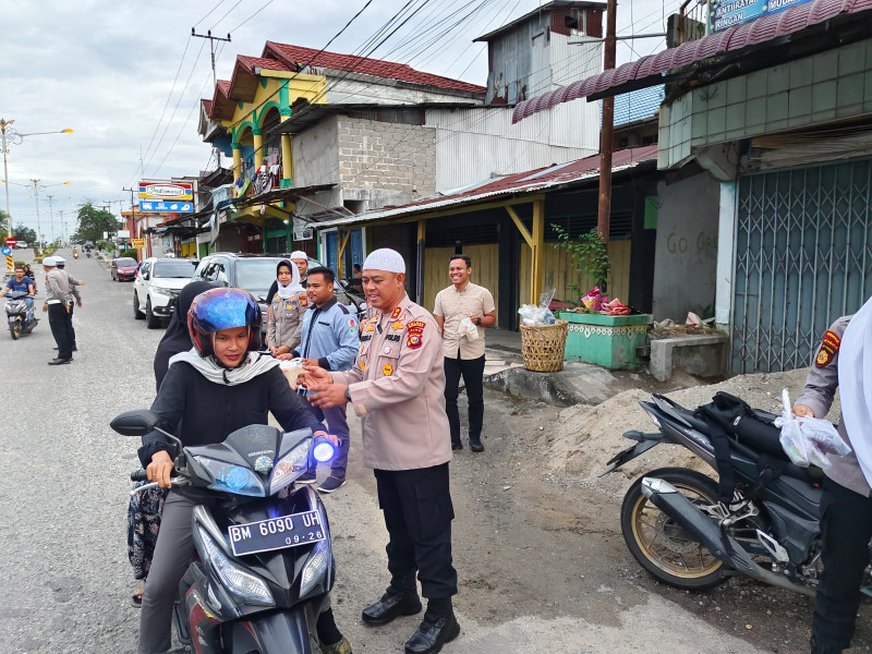 Polres Rohul Dan BEM Universitas Rokania Gelar Aksi Sosial, Bagikan Takjil Di Bulan Ramadhan