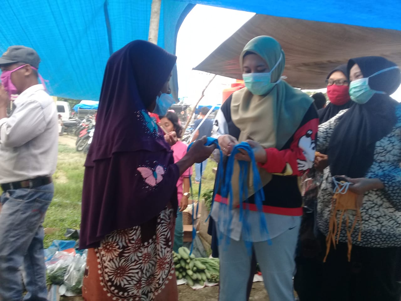 Ketua PKK Inhu Rezita Meylani Yopi Bagikan Masker dan Borong Sayuran di Pasar Sungai Lala