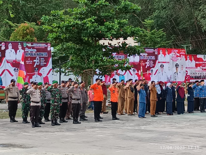 Penurunan Bendera Sang Merah Putih Kapolsek Rupat Utara Abdul Wahab Sebagai Inspektur Upacara