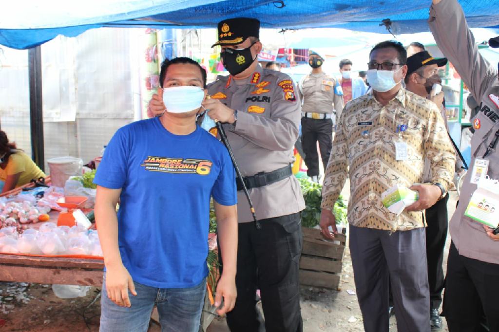 Polresta Pekanbaru Bagikan 1000 Masker di Pasar Tangor dan Berikan Sembako Untuk Warga Kulim