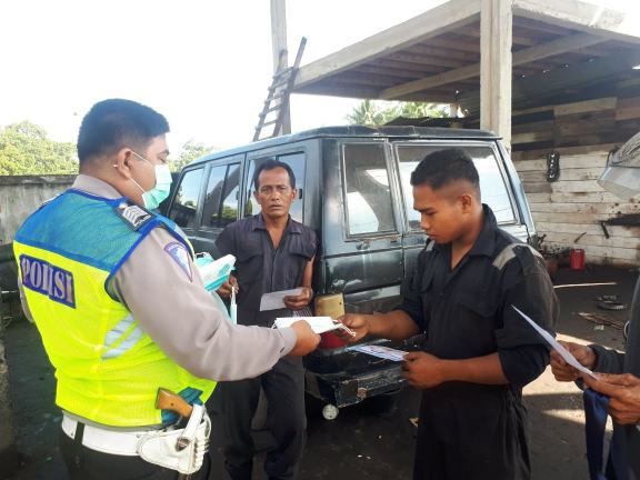 Satlantas Polres Kampar Bagikan Masker dan Himbau Pengguna Jalan Patuhi Protkes