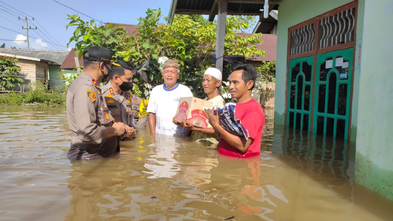 Meski Berendam, Kapolres Inhu Tinjau dan Salurkan Bantuan Banjir di Pangkalan Kasai