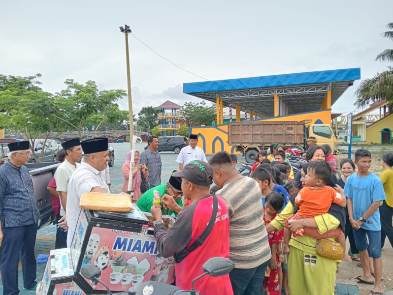 Kunjungi Pengungsi Banjir, Yopi Arianto Traktir Makanan dan Ice Cream
