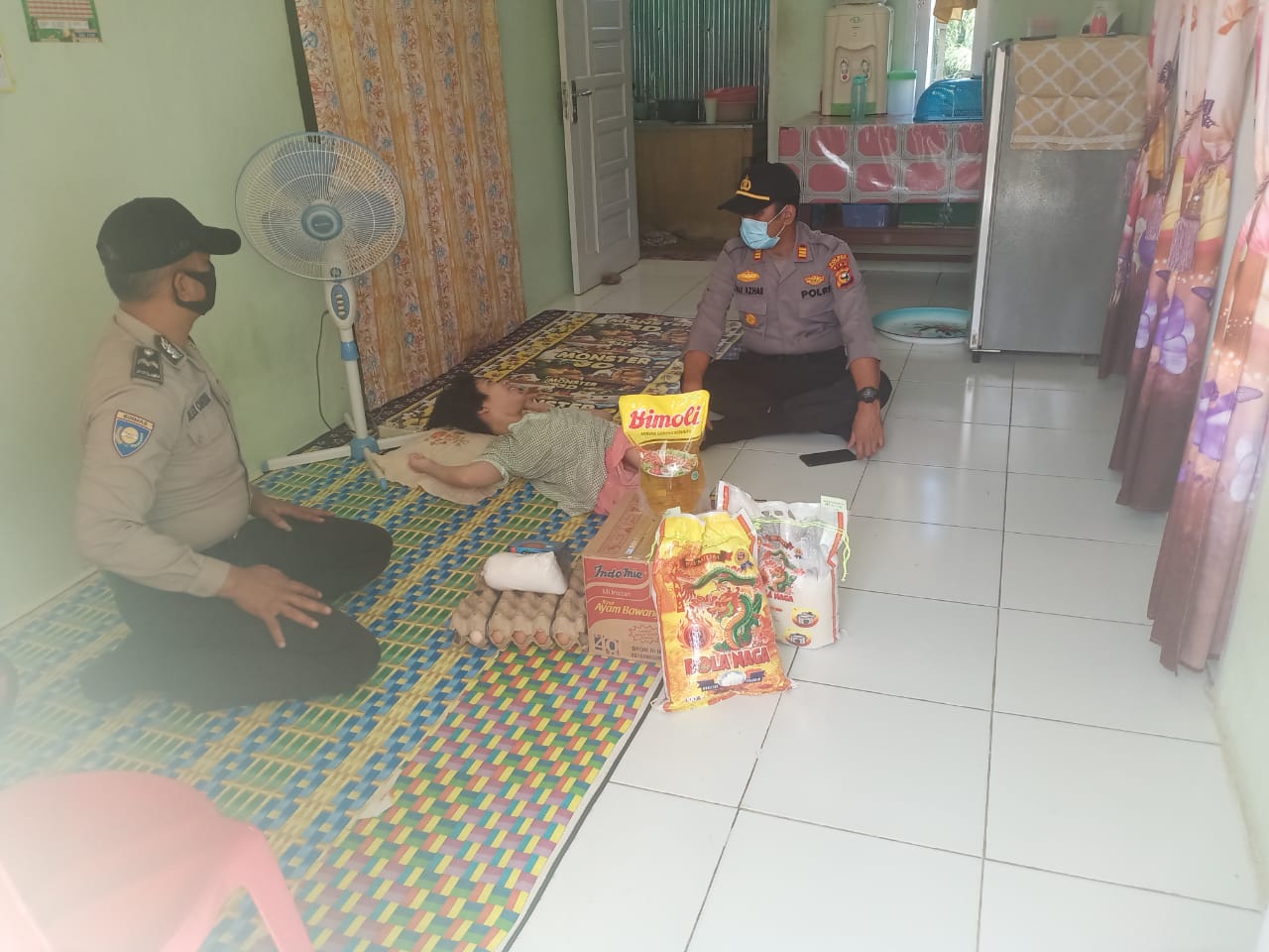 Mata Guru Ngaji Itu Berkaca-kaca Saat Terima Bantuan Dari Polres Inhu