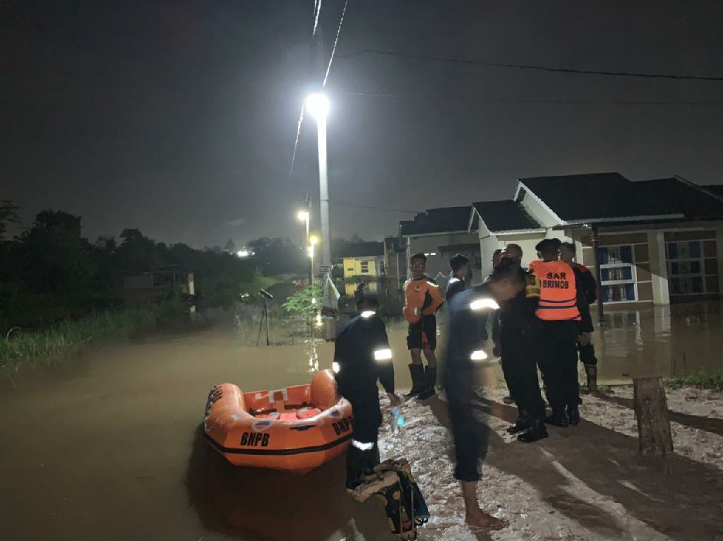 Personel Satbrimobda Riau Batalyon A Pelopor Diterjunkan ke Lokasi Banjir di Pekanbaru