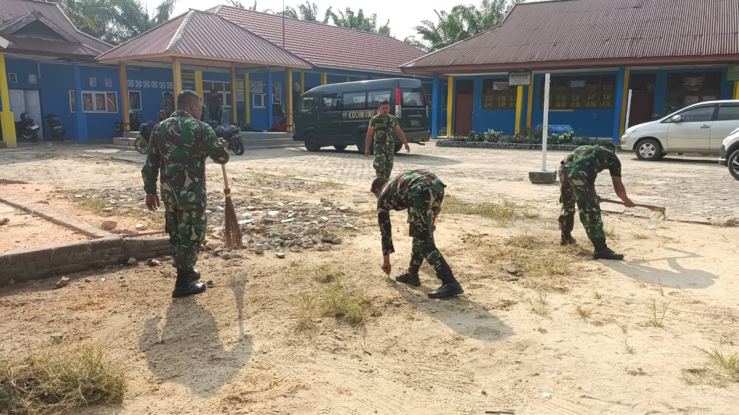 Anggota Koramil 03/Seberida Kodim 0302/Inhu Goro Persiapan Peresmian Sumur Bor