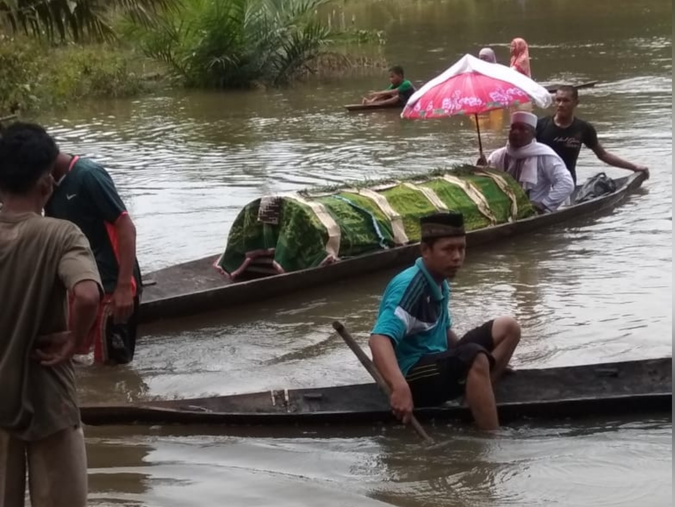Akibat Banjir, Jenazah di Desa Kuantang Tenang Inhu Dibawa Menggunakan Sampan ke Tempat Pemakaman