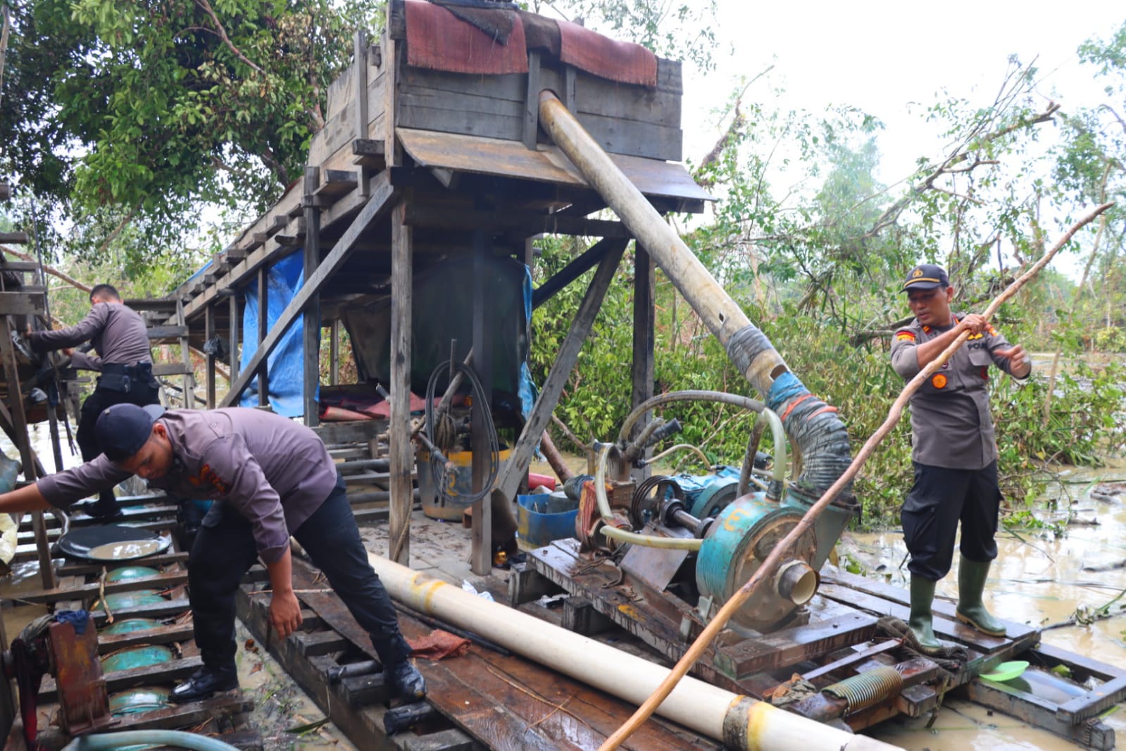 Tertibkan PETI, Kapolres Inhu Turunkan Tim dan Musnahkan 66 Bocai di Peranap