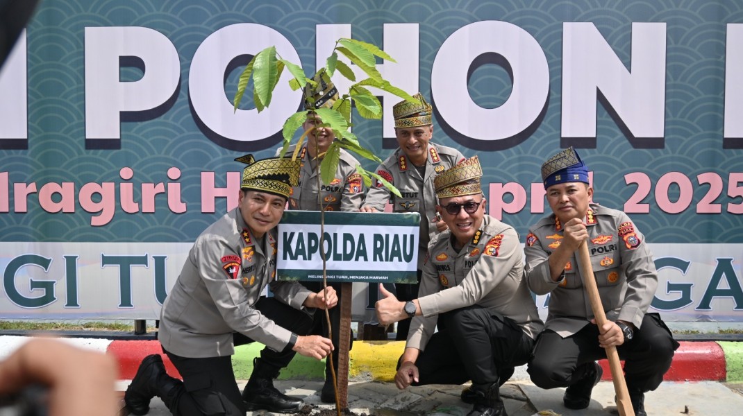 Sadar Adat dan Budaya untuk Mencintai Lingkungan, Kapolda Riau Tanam Pohon di Daerah Wisata Danau Raja