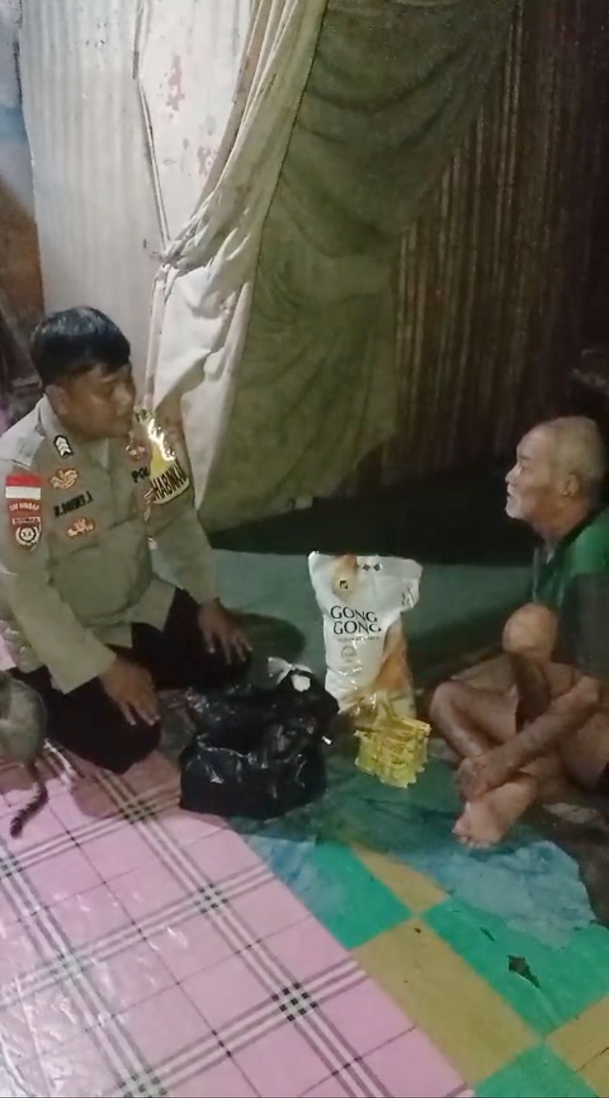 Bhabinkamtibmas Polsek Bunguran Barat Salurkan Bantuan Sembako kepada Warga Kurang Mampu