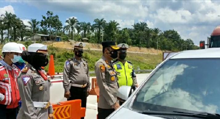 PPKM Level III, Polres Dumai Lakukan Penyekatan di Pintu Masuk Tol Dumai-Pekanbaru