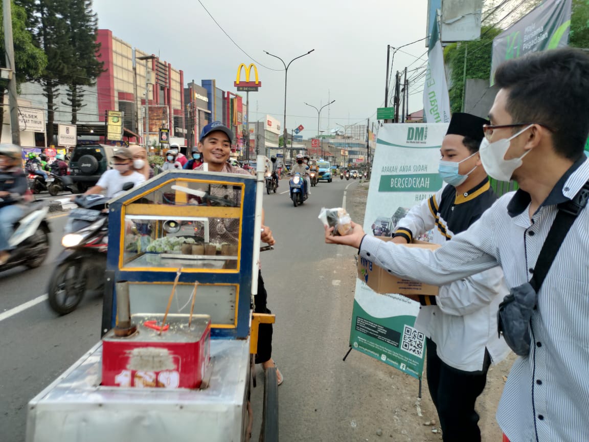PESMADAI Bagi Takjil Gratis di Pinggir Jalan Raya