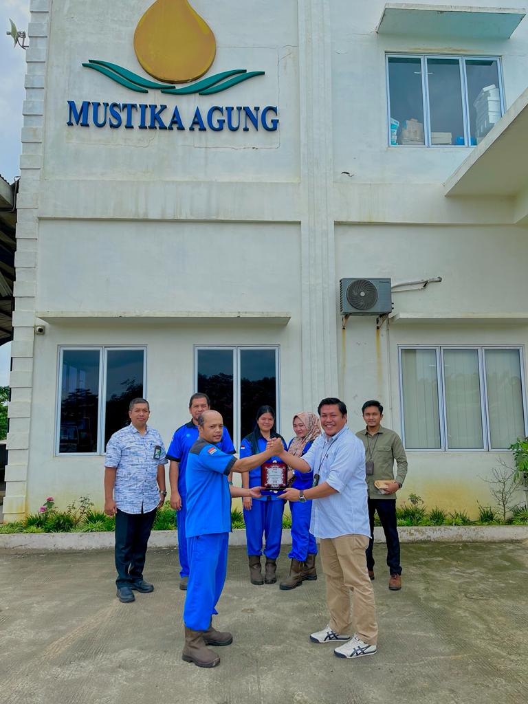 BPJS Ketenagakerjaan Memberikan Plakat Penghargaan dan Simbolis Penyerahan Kartu 100 Pekerja Rentan CSR Kepada PT Mustika Agung Sawit Gemilang Peranap