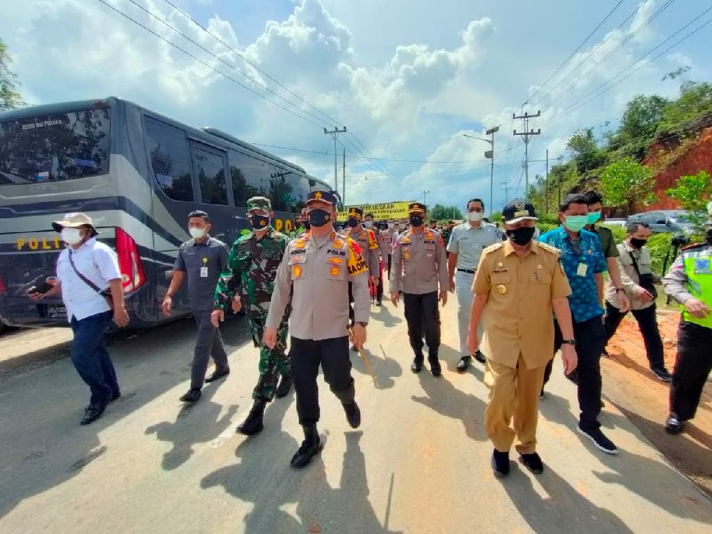 Gubernur Riau Didampingi Kapolda Tinjau Pos Peniadaan Mudik di Perbatasan Riau Wilayah Kampar