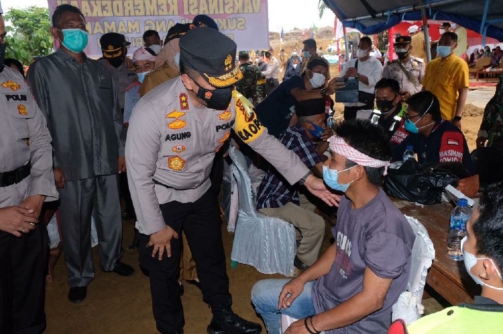 Polda Riau Gelar Vaksinasi Untuk Warga Pedalaman Suku Talang Mamak di Inhu