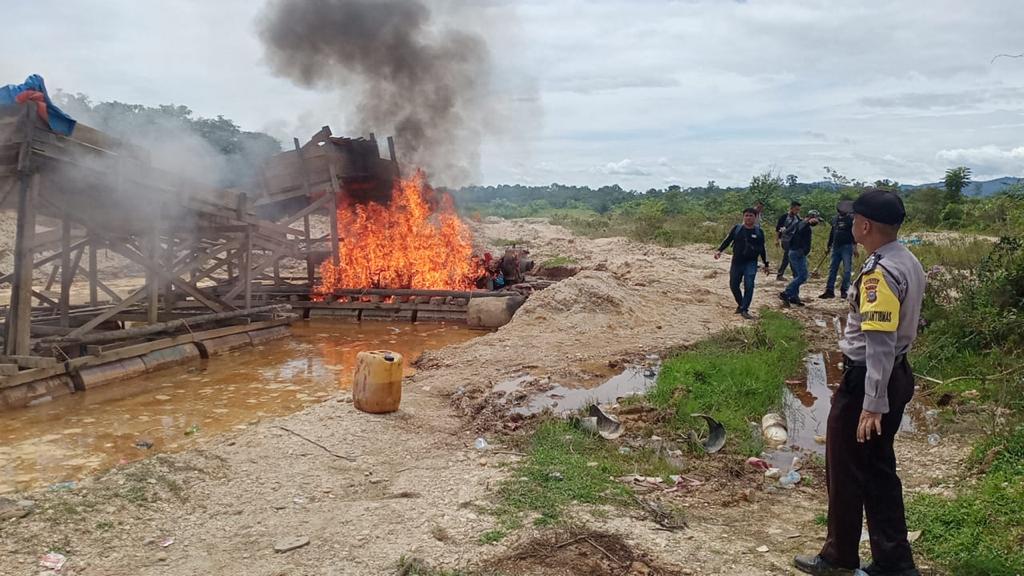 Merusak Lingkungan 14 PETI Dimusnahkan Polsek Singingi