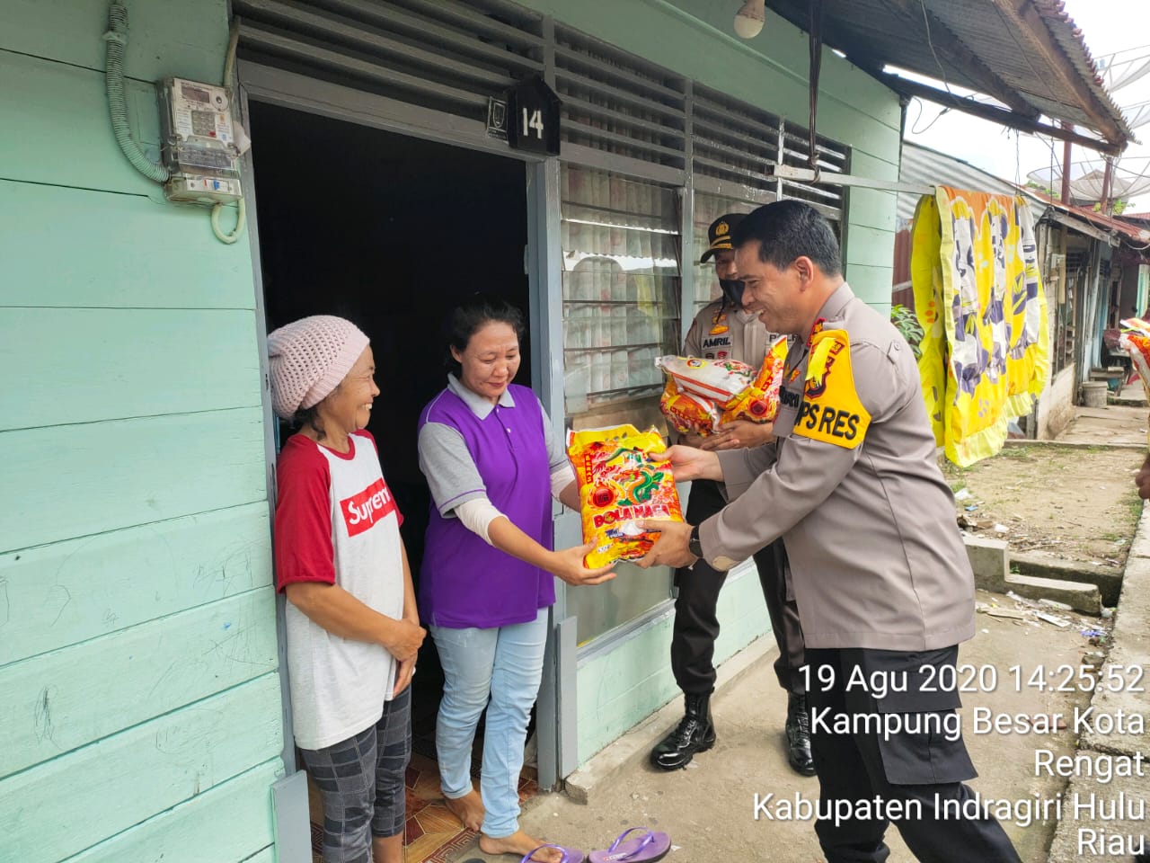 Peringati HUT RI Ke-75, Kapolres Inhu Salurkan  1 Ton Beras Untuk Masyarakat Terdampak Covid-19