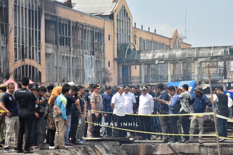 Bupati Wardan Dampingi Gubri Syamsuar saat Tinjau Pasar Terapung Pasca Kebakaran