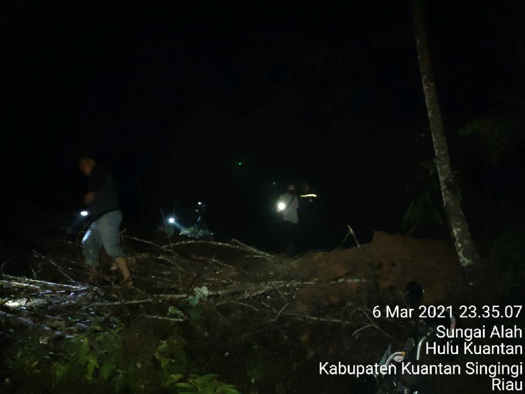 Tak Kenal Lelah, Tengah Malam Pun Personel Polres Kuansing Cek Lokasi Aktifitas PETI