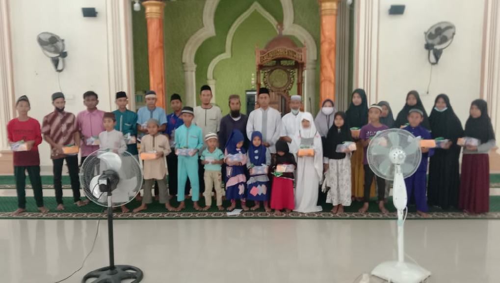 Pengurus Masjid Besar Syekh Zainuddin Koalo Tanah Putih Tanjung Melawan Santuni Anak Yatim 