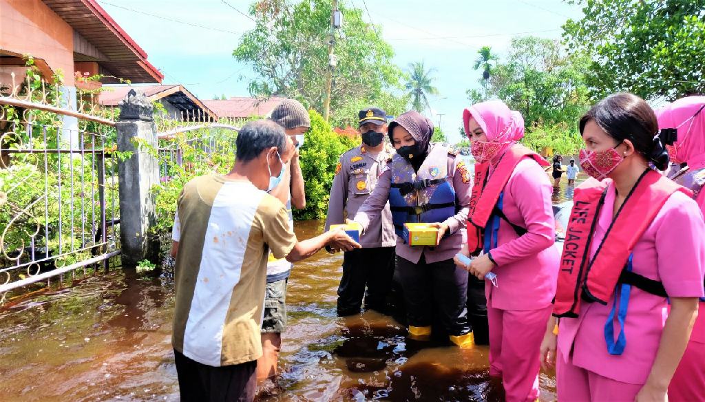 Polwan dan Bhayangkari Cabang Dumai Beri Bantuan Korban Terdampak Banjir
