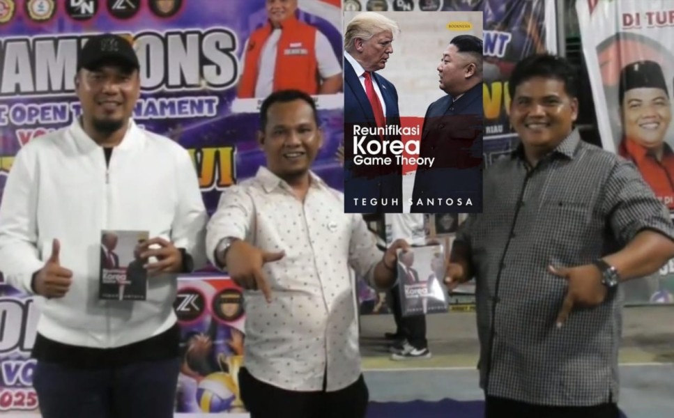 Bupati Inhu dan Anggota DPRD Riau Terima Buku 