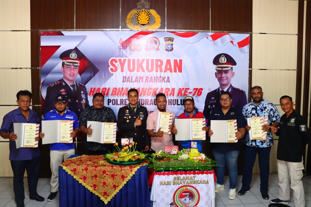Puncak Peringatan Hari Bhayangkara Ke-76, Kapolres Inhu Beri 6 Wartawan Penghargaan