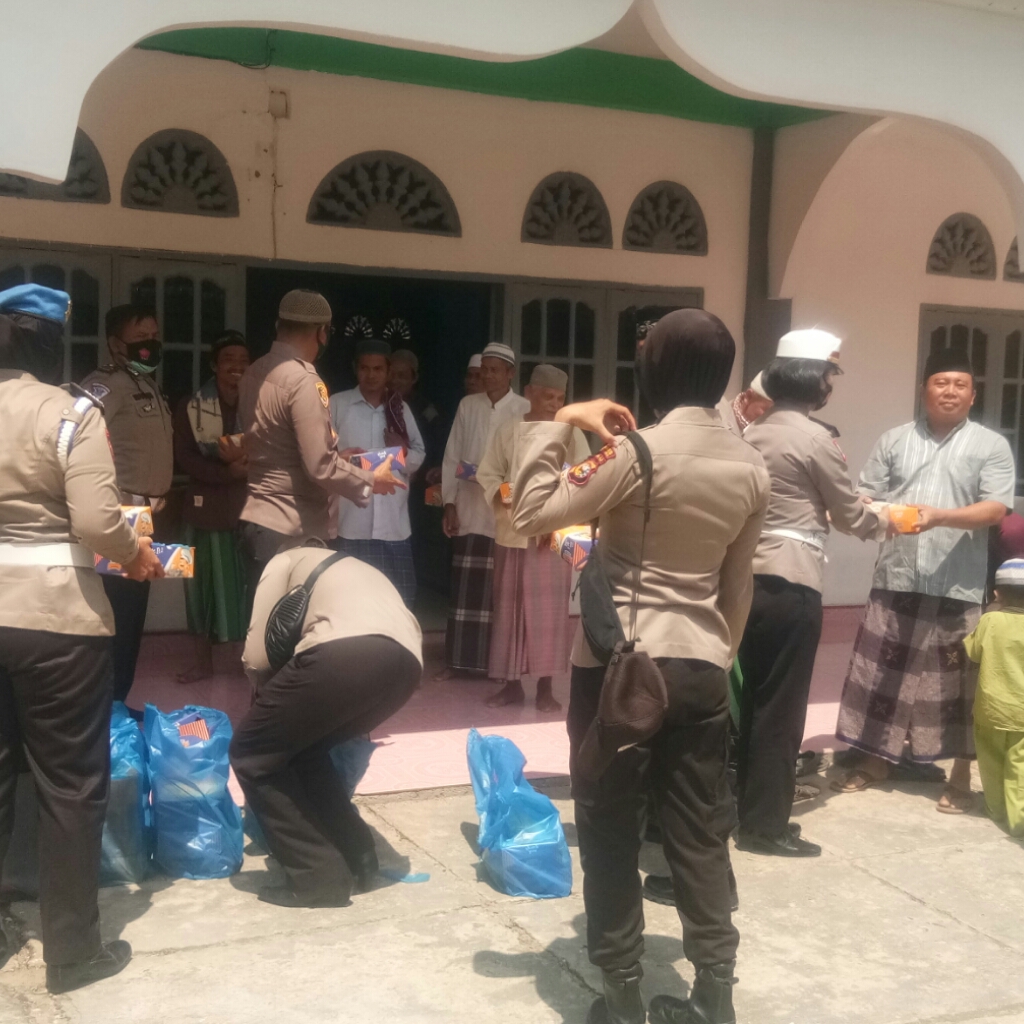 Giat Jumat Barokah, Polsek Seberida Bagikan Nasi Kotak di Masjid Al Falah Pangkalan Kasai