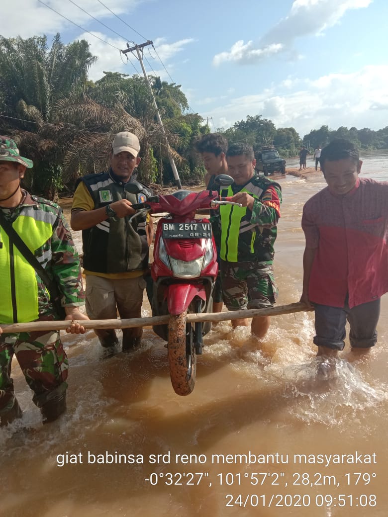 Bersama Satgas KPBD Rombongan Koramil 05/Peranap Bantu Warga Melewati Arus Banjir