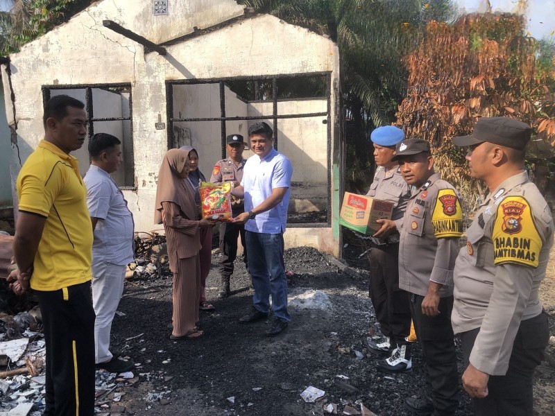 Peduli Korban Kebakaran, Polsek Rengat Barat Salurkan Bantuan untuk Warga Desa Kota Lama