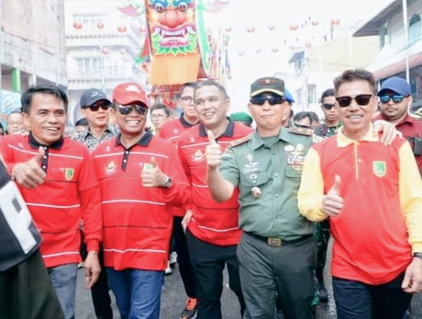 Ketua DPRD Rohil Ikuti Arak-arakan dan Naiki Replika Kapal Tongkang