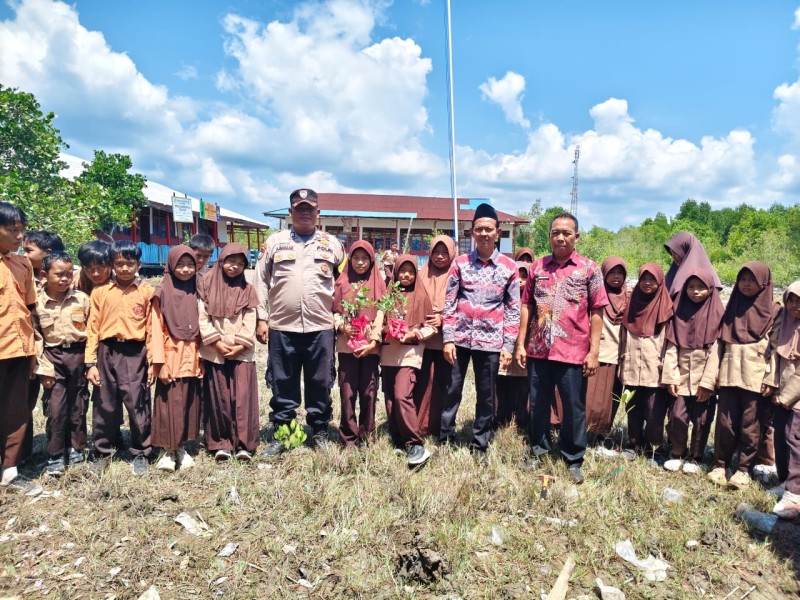 Polsek Kateman Tanam Mangrove, Implementasi Nyata Green Policing untuk Lingkungan dan Generasi Muda