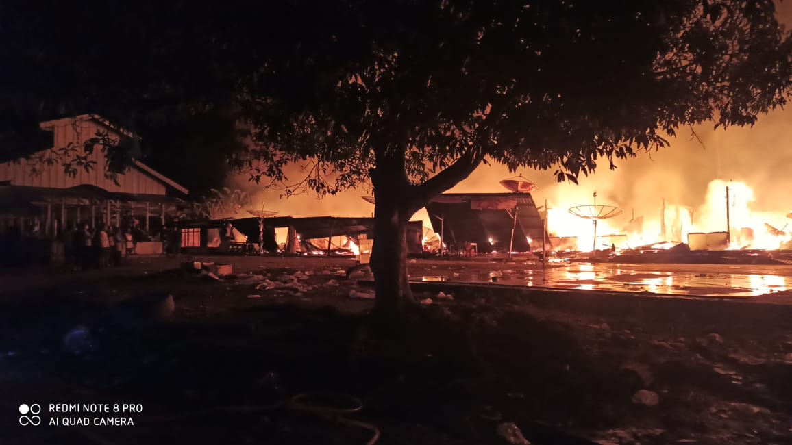 Ada Suara Dentuman, 18 Warung, Kios Dan Rumah di Pasar Batu Papan Hangus Dilalap Api