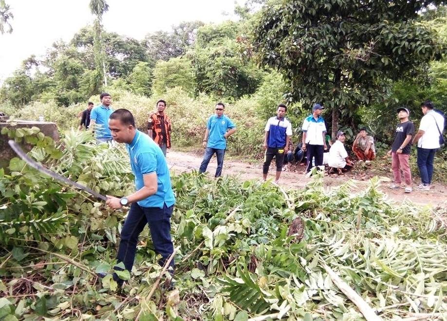 Bersama Masyarakat, PK KNPI Peranap Bersihkan Situs Cagar Budaya Istana Raja Muda Peranap