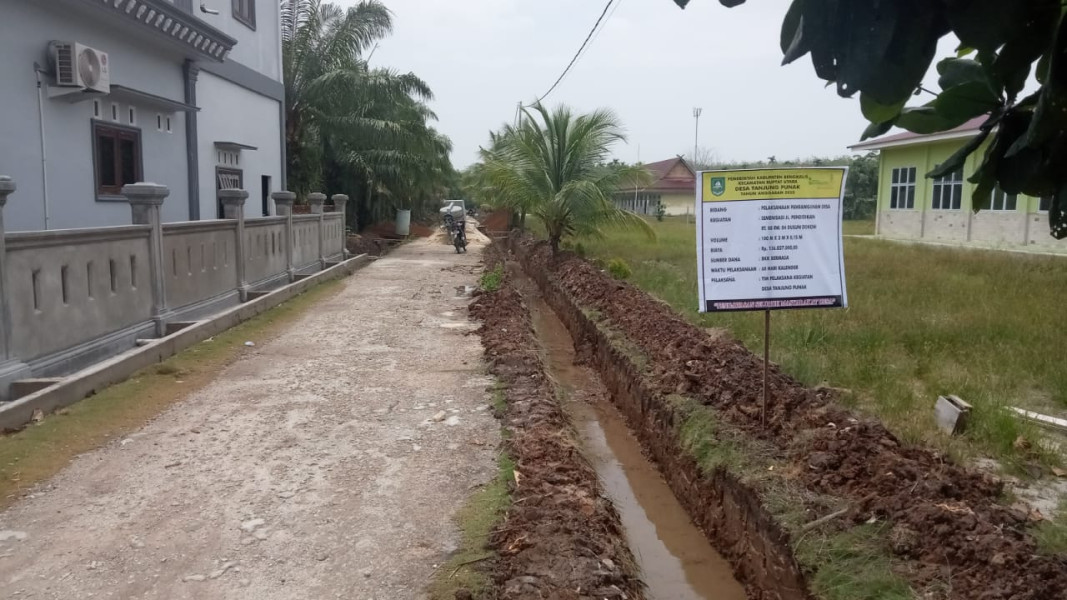 Memanfaatkan Dana Bermasa Pemdes Tanjung Punak Membangun seminisasi Jalan SMK