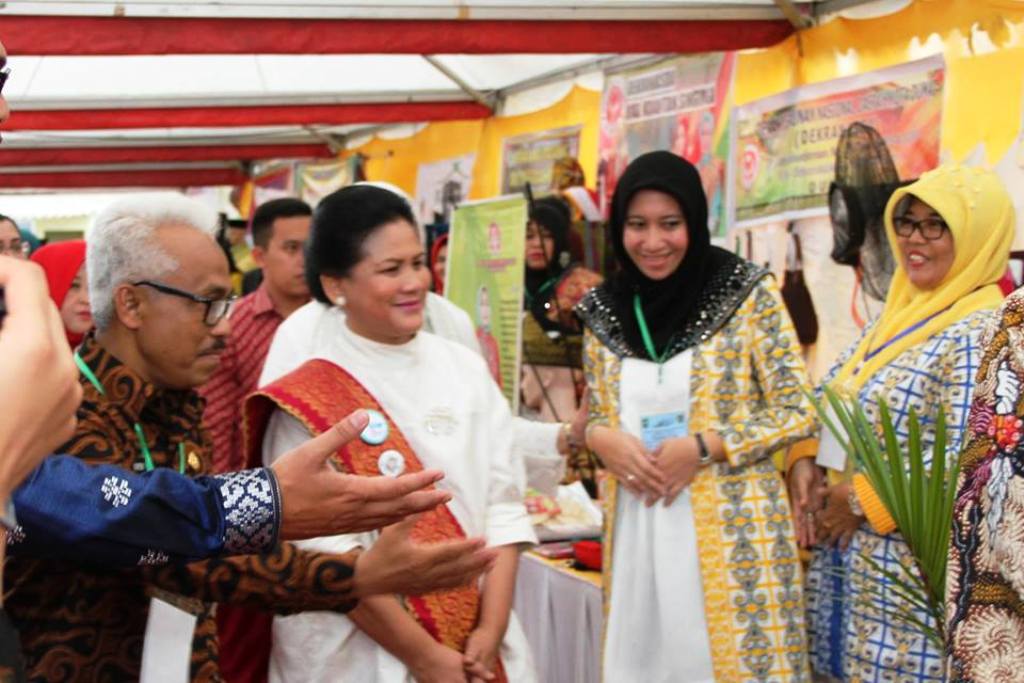 Dampingi Iriana Jokowi, Rezita Meylani Yopi Perkenalkan Produk Kreatif Dekranasda Inhu