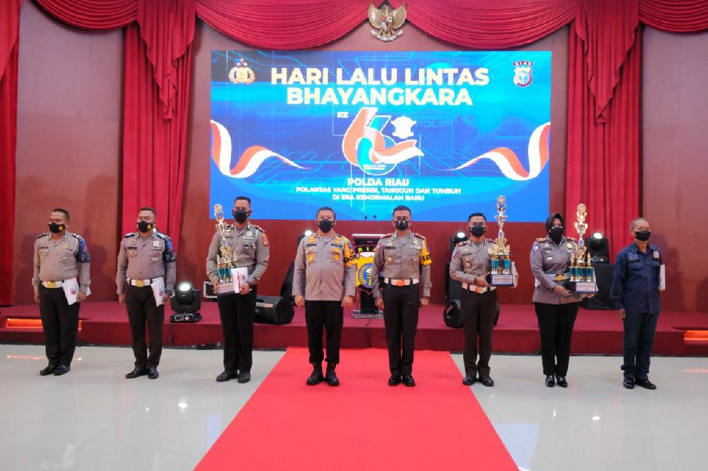 Peringati Hari Lalulintas ke-66, Kapolda Riau Beri Penghargaan Personel Berprestasi