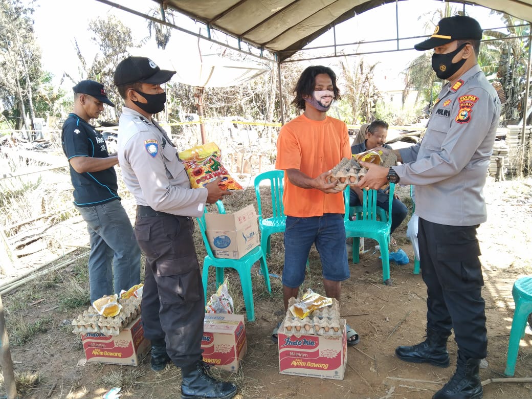 Merasa Prihatin, Kapolres Inhu Bantu Korban Kebakaran Di Japura