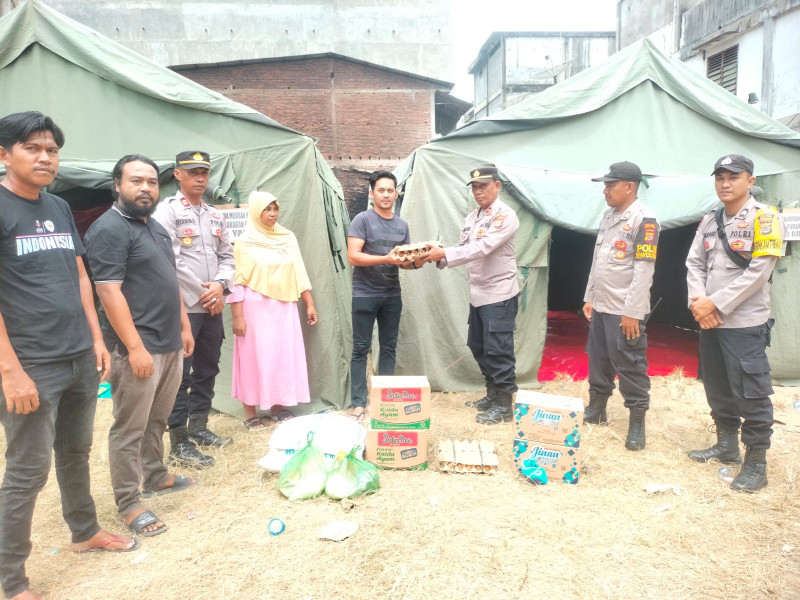 Polsek Tanah Jambo Aye Serahkan Bantuan Masa Panik kepada Korban Kebakaran di Panton Labu