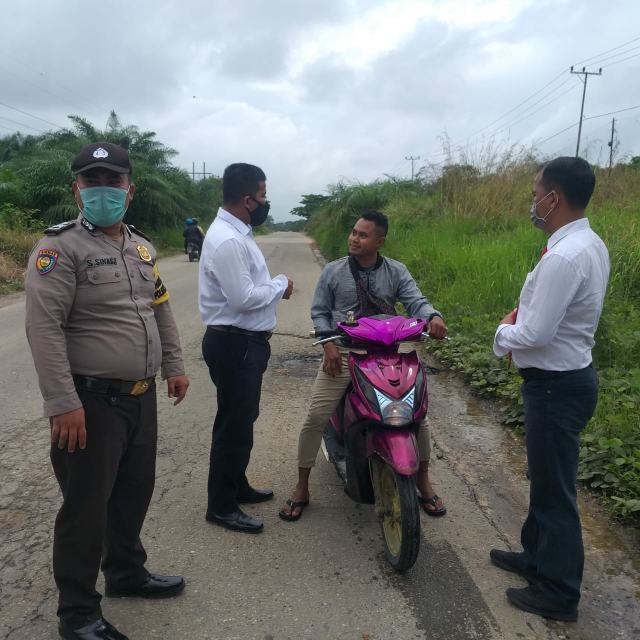 Polsek Tapung Hulu Lakukan Operasi Justisi Protkes di Jalan Raya Kusau Makmur