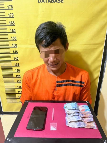 Pria Ini Menangis Saat Polsek Rengat Barat Menemukan Narkoba di Dashboard Sepeda Motornya