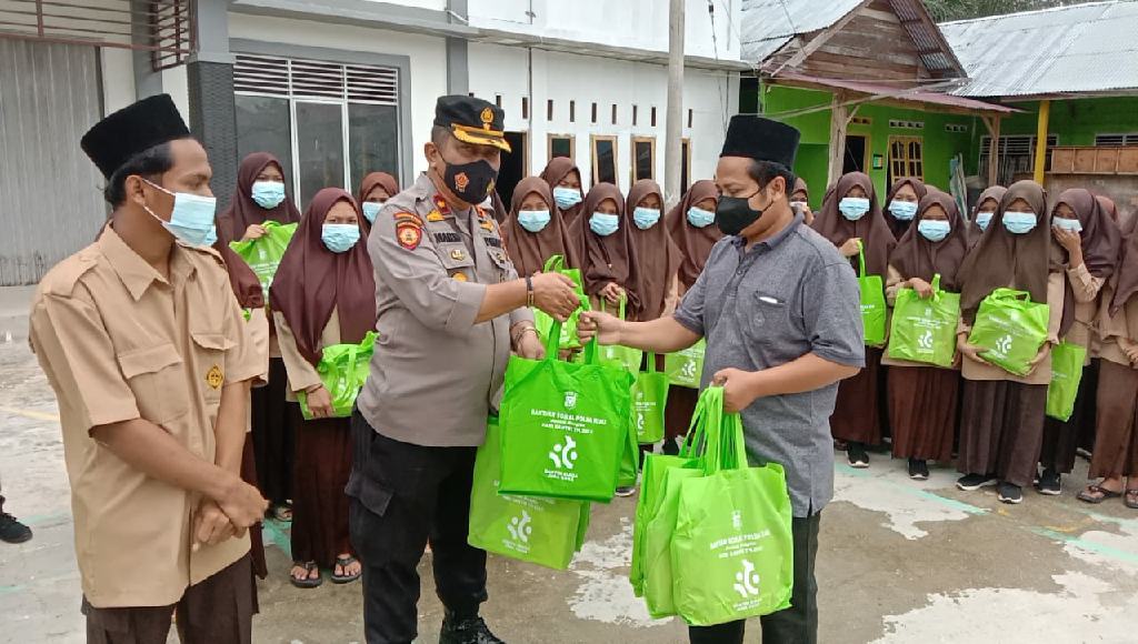 Kapolsek Tapung Antarkan Paket Bantuan Untuk Para Santri di Ponpes Nurul Iman 