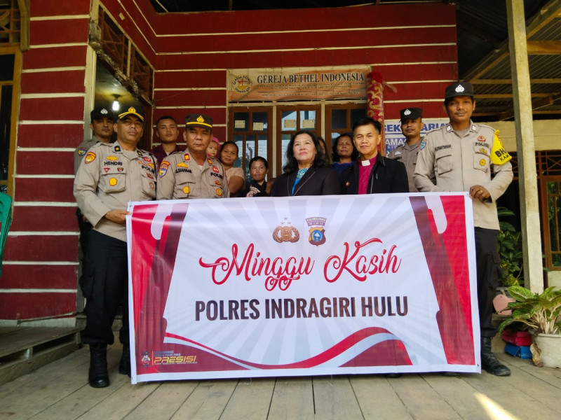 Minggu Kasih, Polres Inhu Bantu Karpet Untuk Gereja Bethel Desa Kuba