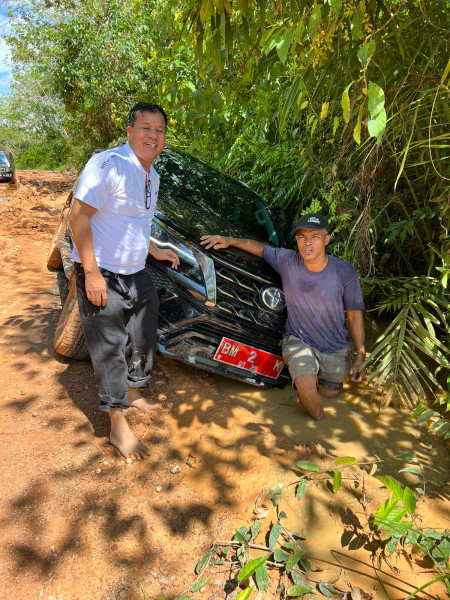 Tinjau Perbaikan Jalan Ketaping Jaya Inuman BM 2 Plt Bupati 'Terperosok' Di Jalan Berlumpur