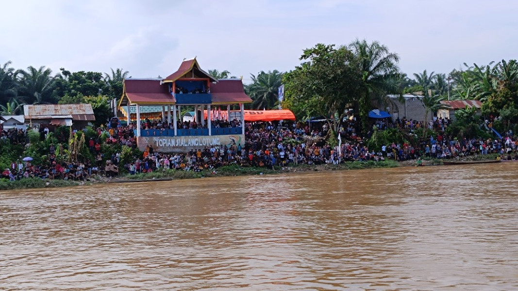 Pacu Sampan di Desa Pasir Sialang Jaya, Ajang Halal Bihalal Masyarakat Bersama Bupati Inhu