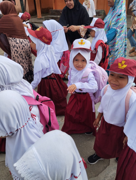 Mengapa Penting Mengantar Anak ke Sekolah di Hari Pertama