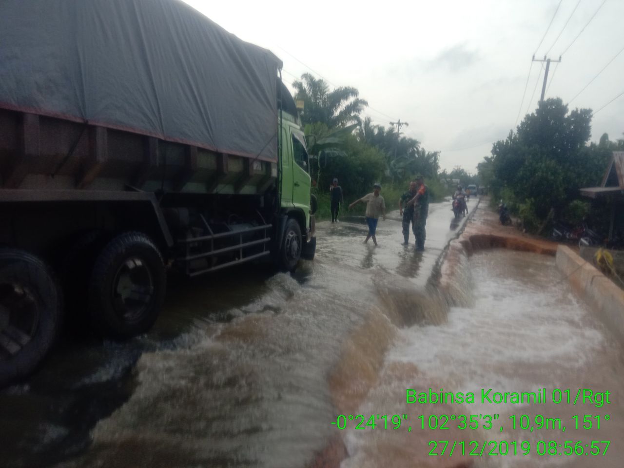 Danramil 01/Rengat Bersama Babinsa Tinjau Kondisi Banjir di Desa Sungai Raya
